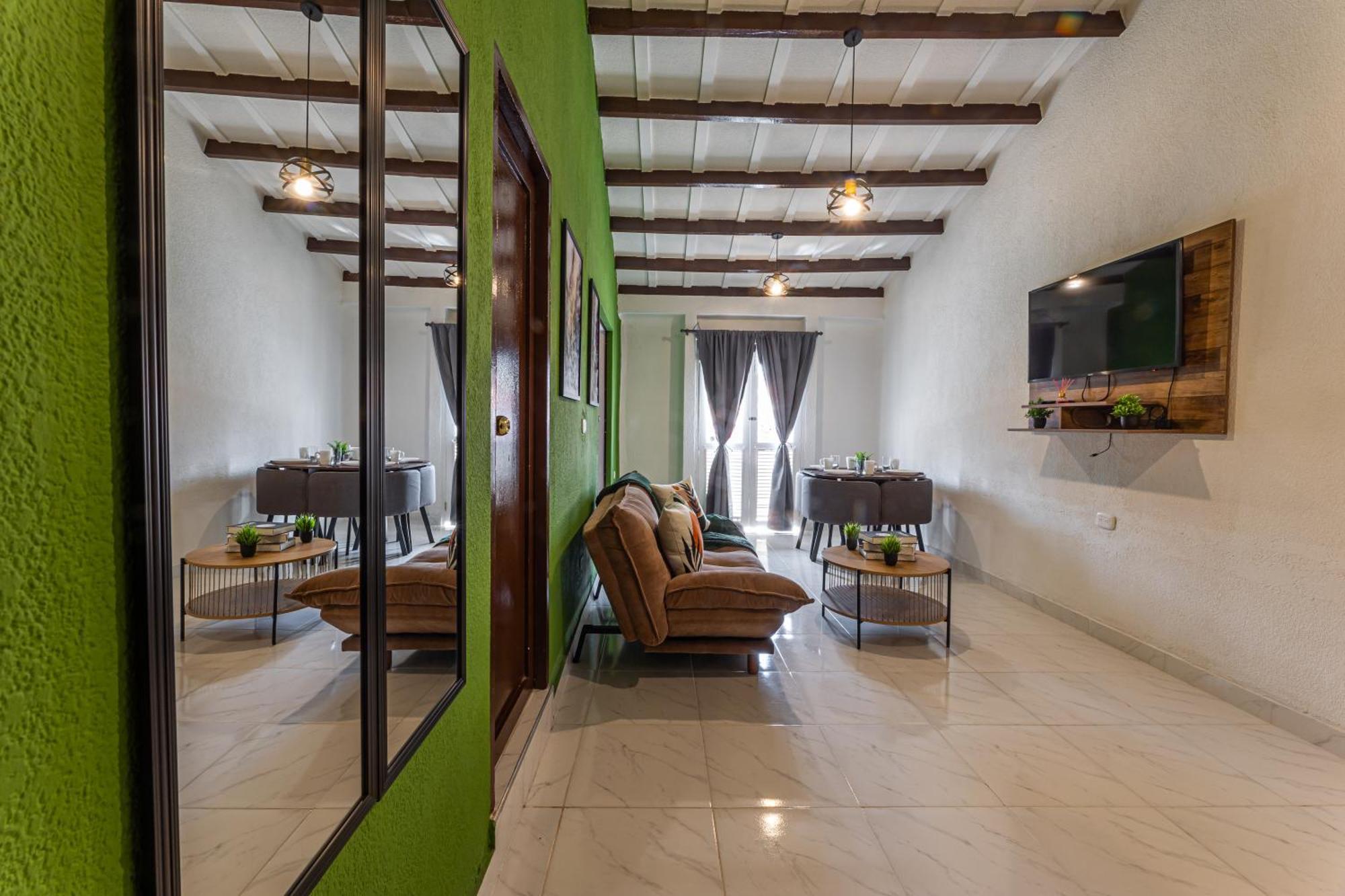 Amplio Familiar De 2 Dentro De La Ciudad Amurallada - Ac, Wifi Rapido Y Agua Caliente